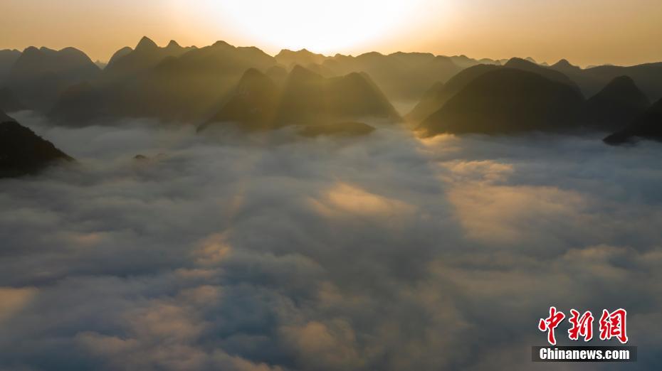 广西环江：喀斯特峰丛云海如仙境