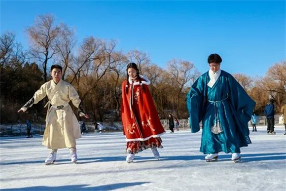 1月7日 北京大学未名湖冰场里的游客