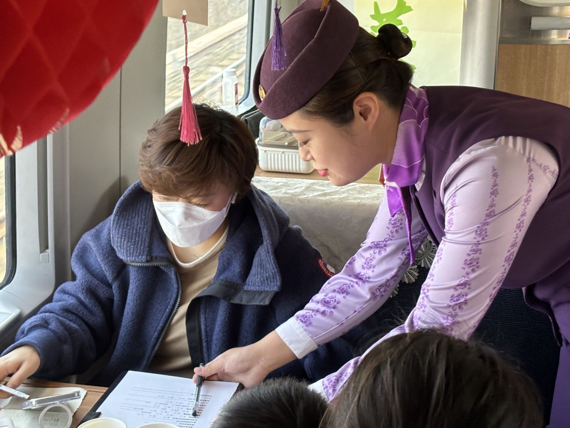 旅客们现场跟随列车工作人员体验了智能点餐服务