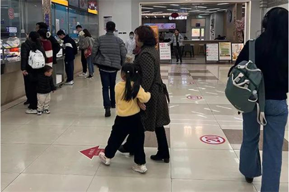 近日 家长带着孩子在复旦大学食堂就餐