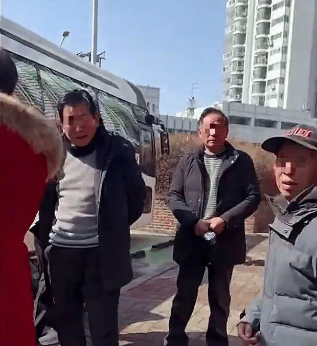 视频截图：拒绝强制购物而被赶下车的在韩中国游客