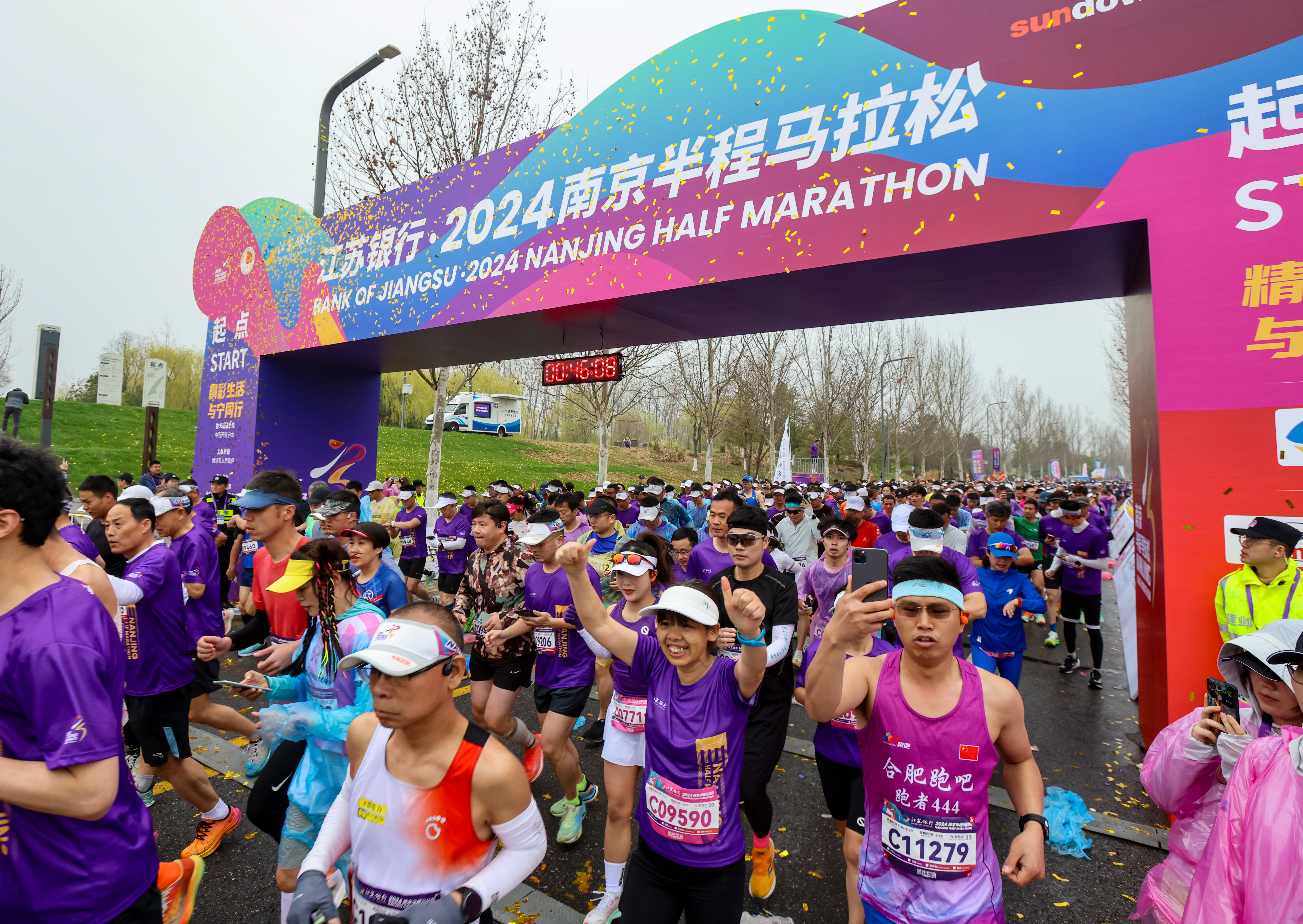 2万名跑者打卡南京速度 2024南京半程马拉松鸣枪开跑！