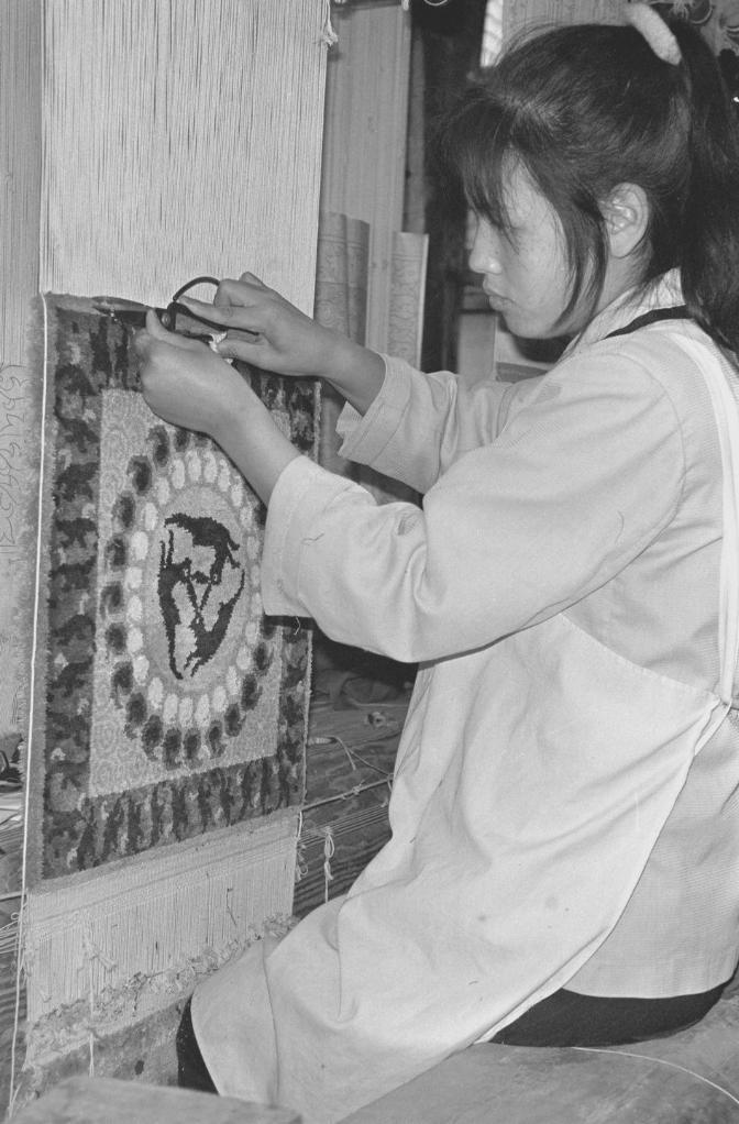 1992年，工作人员在手工制作天水丝毯。丝毯是以优质蚕丝为原料，经漂白、高温高压染色、手工编织、剪花等多道工序加工而成。新华社记者　王振山　摄