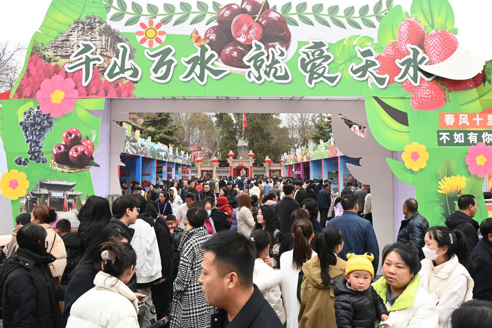 3月16日，游客在天水市秦州区中华西路步行街参观特色产品展览。新华社记者　范培珅　摄