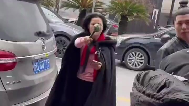 何赛飞发飙大骂代拍手里拿着打狗棒追着打你脑子进水了是吧