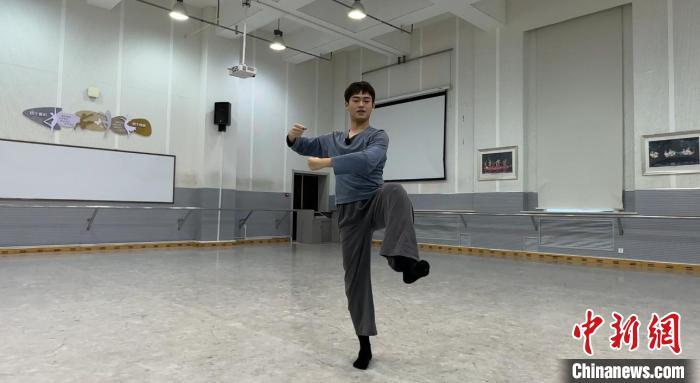 图为尹善昊展示敦煌舞中男性角色　王牧雨　摄