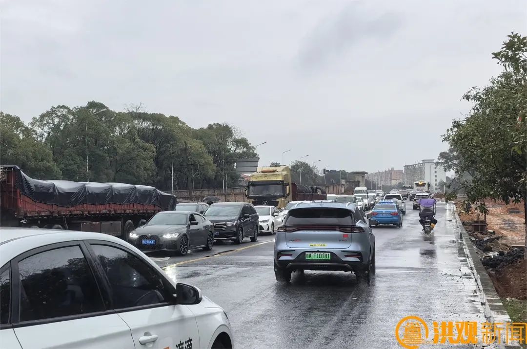 在方志敏大道(西外环高速互通—庐山大道)改造工程北半幅施工现场