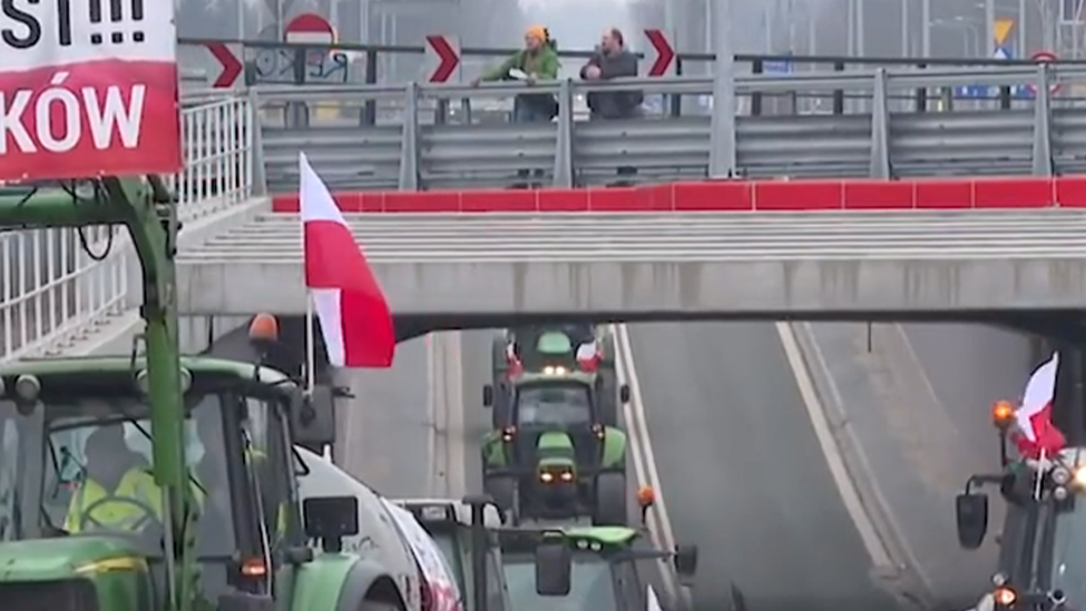 波兰约7万农民抗议乌克兰廉价农产品，开拖拉机围堵华沙周围道路