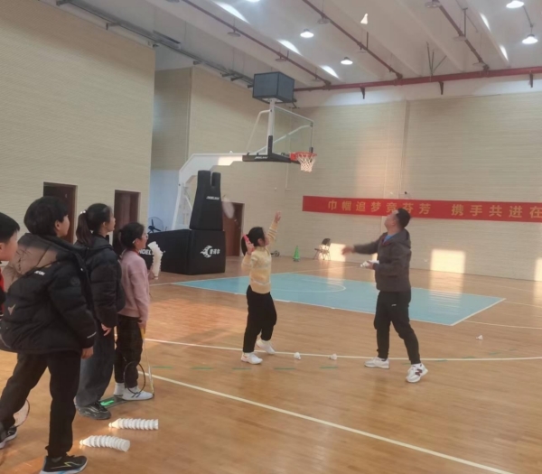 羽 毛 球 社 团