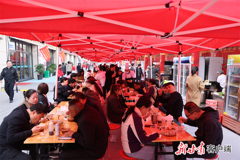 “麻辣烫一条街”开街营业 新甘肃·甘肃日报记者 冯乐凯 摄