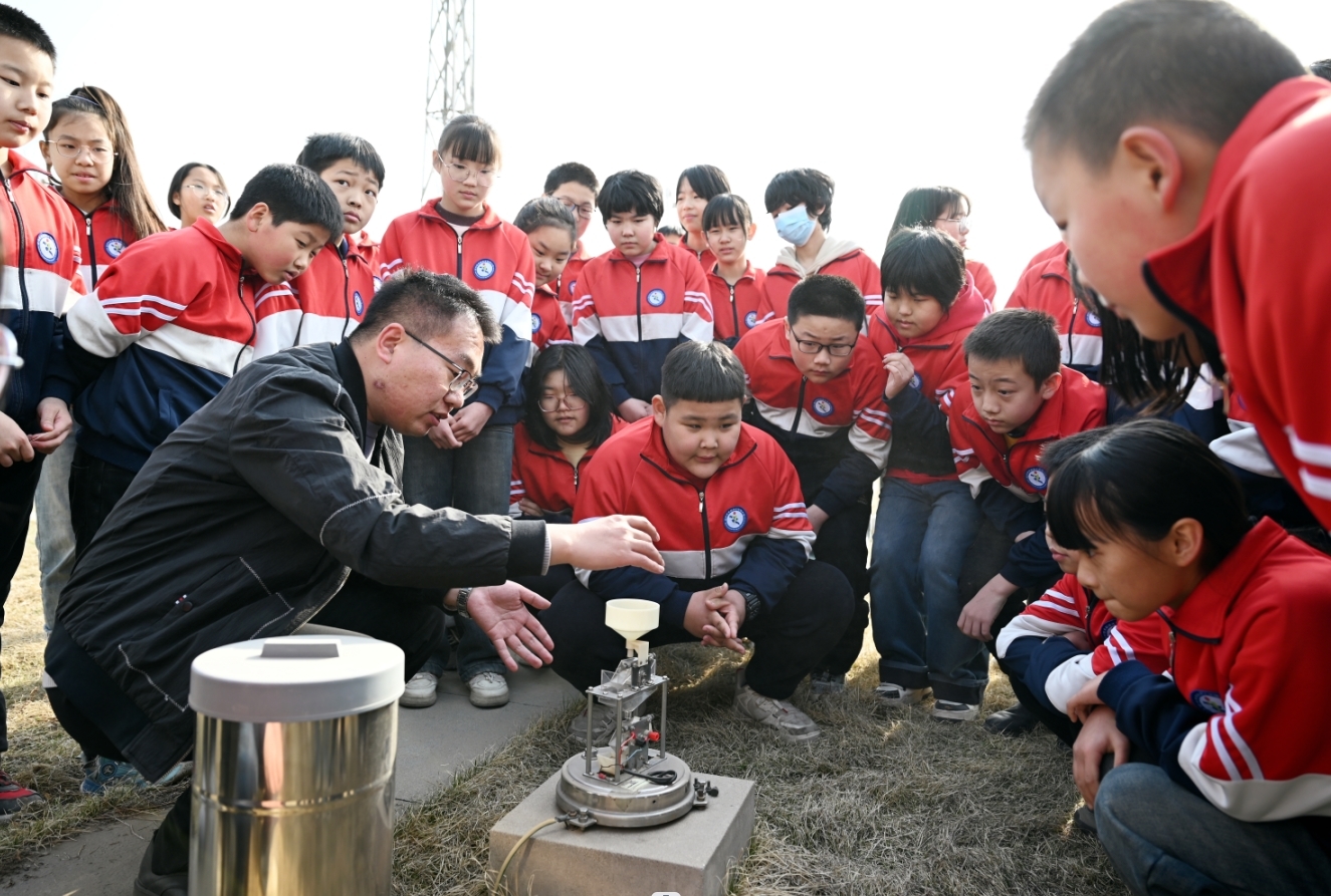 学生们参观气象设备