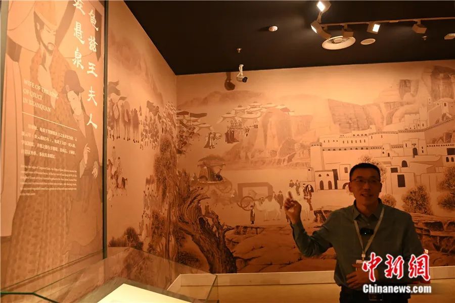 甘肃简牍博物馆整理研究部主任、研究馆员肖从礼讲述龟兹王夫人在敦煌悬泉置的历史记载　李亚龙　摄