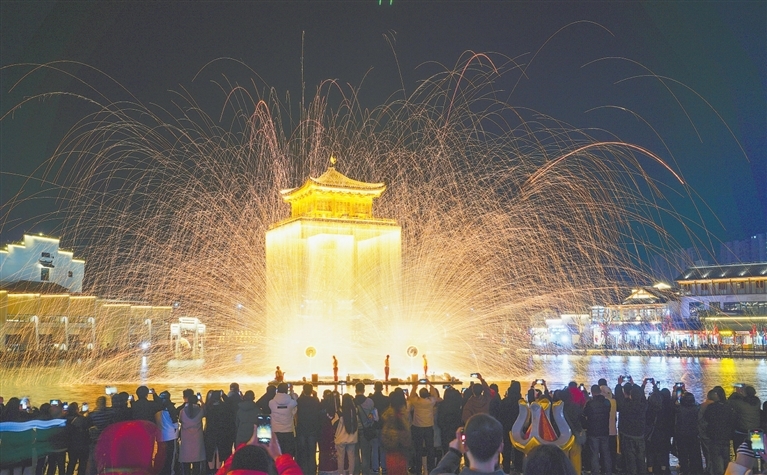 婺源县：非遗“打铁花”精彩上演（图）