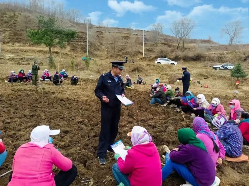 普法知识沾“土”味　华亭这抹田间“警”色太暖了