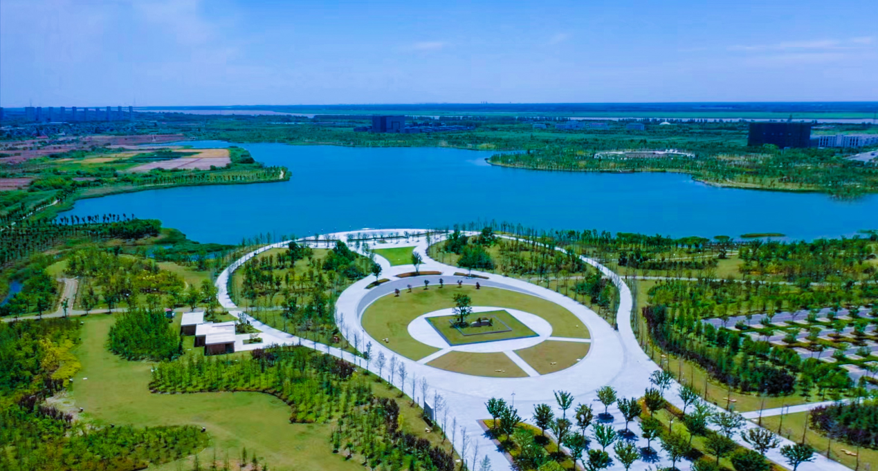 海门开发区謇公湖让"海门机会"更加可触可感,会前,与会嘉宾一起考察了