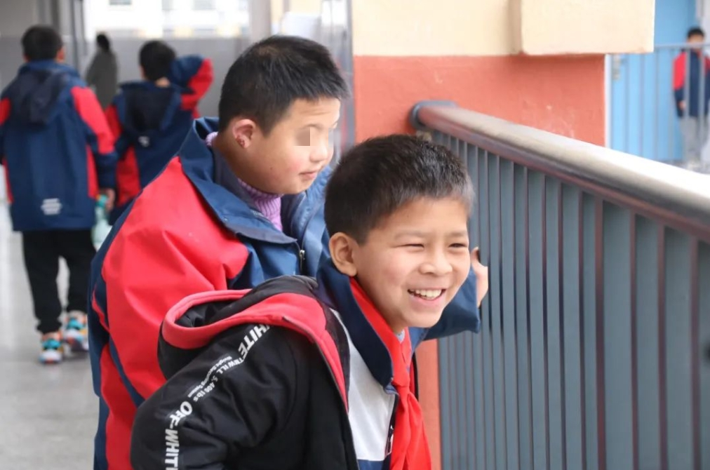 江西一小学生照顾智力残疾同学五年 网友:他不是亚军,是冠军凤凰网