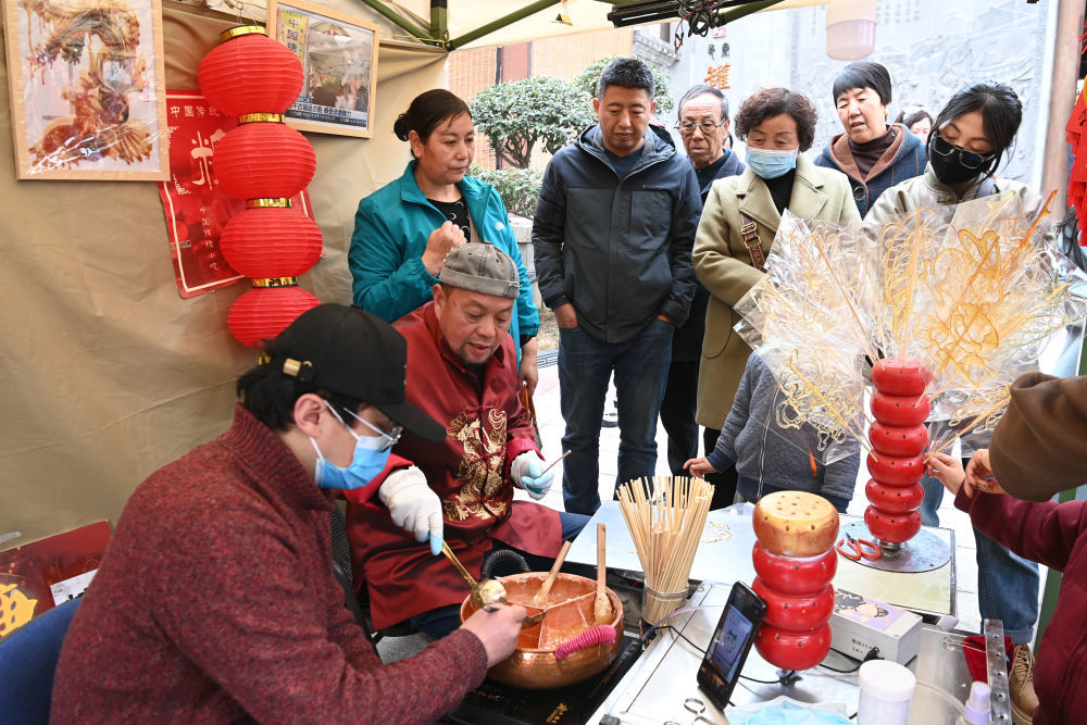 3月16日，游客在天水市天水古城举办的“天水麻辣烫吃货节”现场参观游览。新华社记者　范培珅　摄