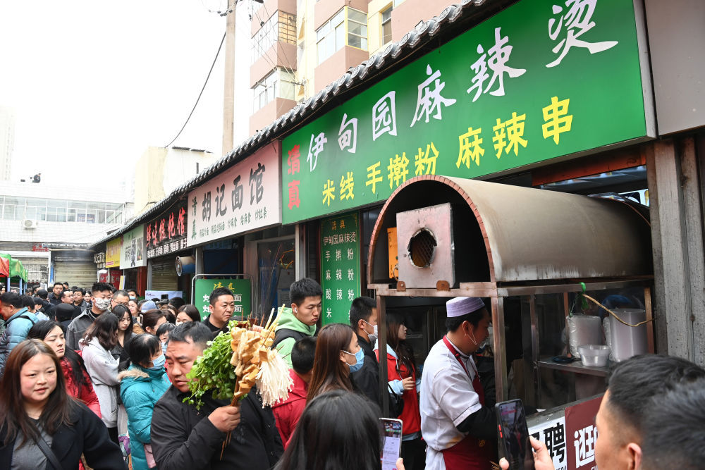 3月16日，在天水市秦州区的天水名优小吃城，游客排队等待品尝麻辣烫。新华社记者　范培珅　摄