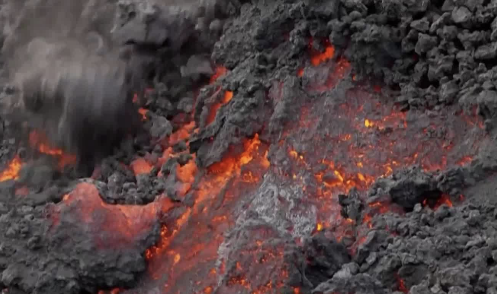 冰岛火山熔岩缓慢推进 喷发势头减弱