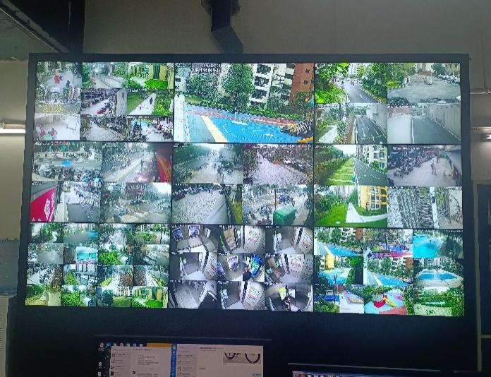图：物业指挥中心实时关注园区车辆进入情况