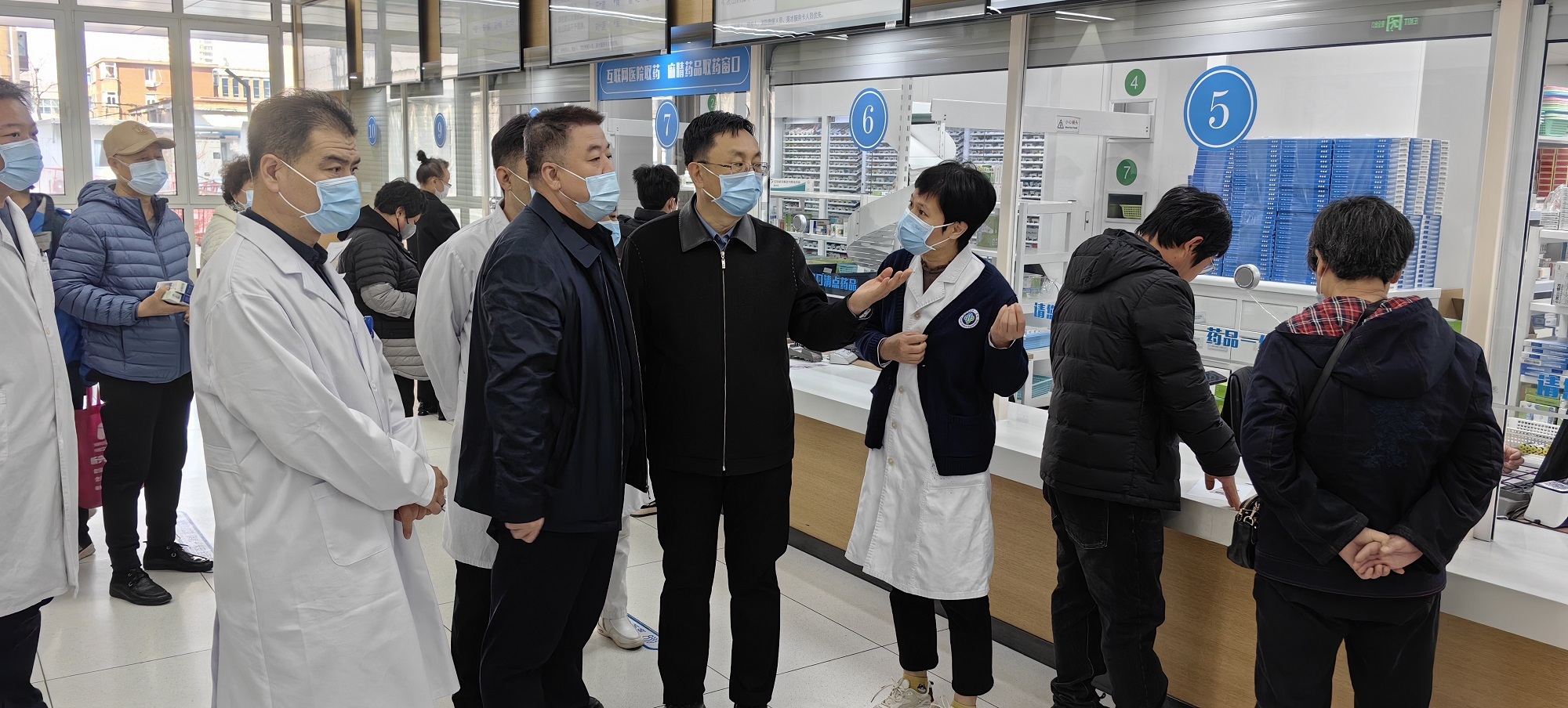 北戴河海关关员在监管京津冀跨关区保税展示交易画作。