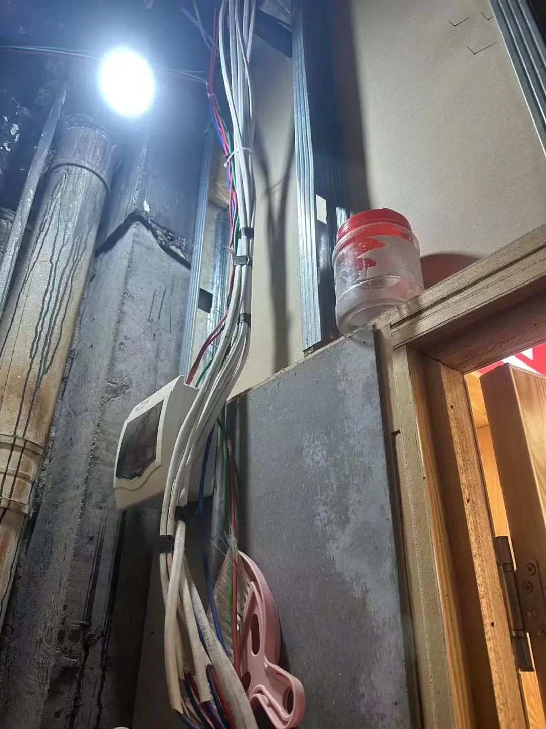 ▲电梯旁部分电气线路未穿管