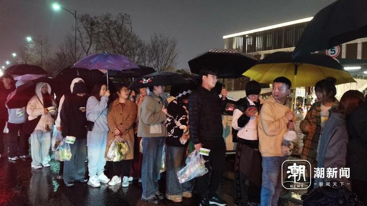 摊前的队伍　潮新闻实习生　蓝昕宇　摄