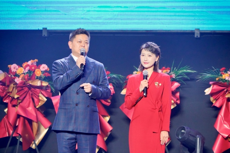 主持人侯林林（左）、赵彦灵