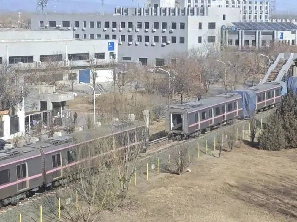 仍然停在一旁的昌平线事故车,李钰 摄