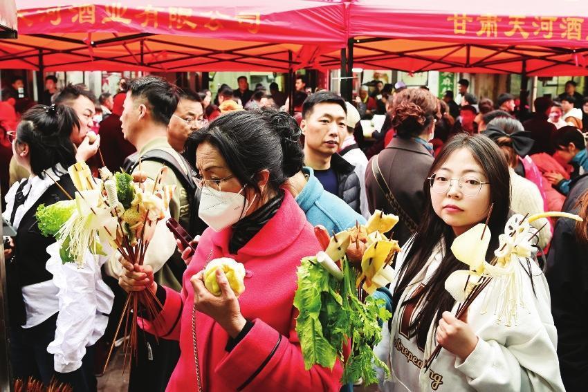 天水市麻辣烫“吃货节”活动现场　新甘肃&middot;甘肃经济日报记者　瞿娟　摄