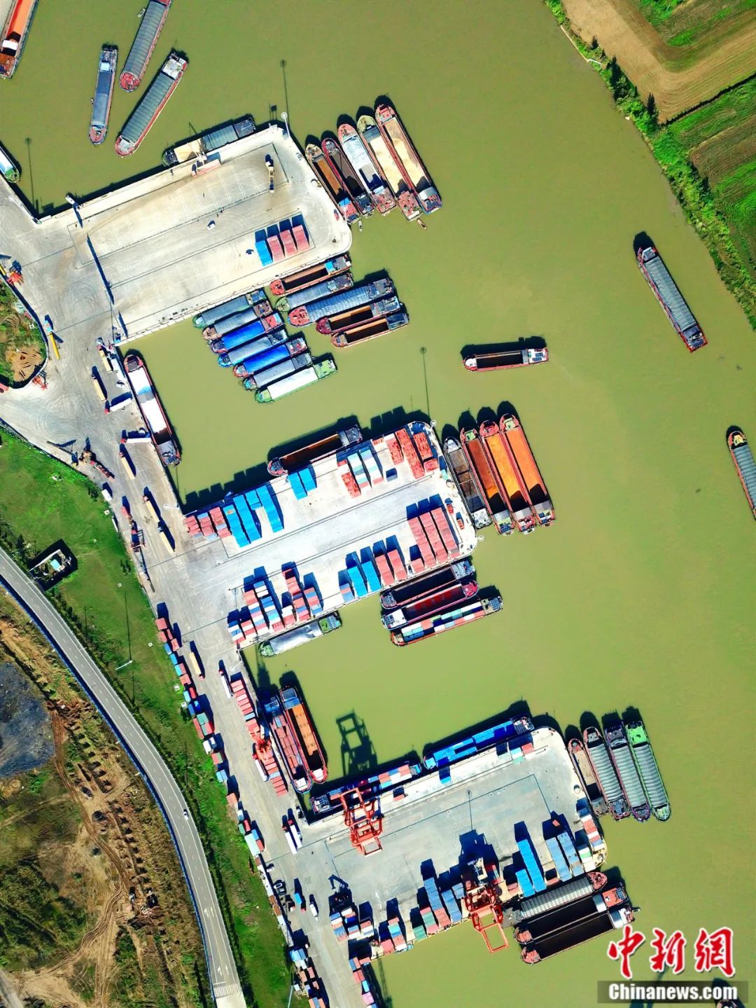 周口港码头货船整装待发(无人机照片)。沈湛 摄