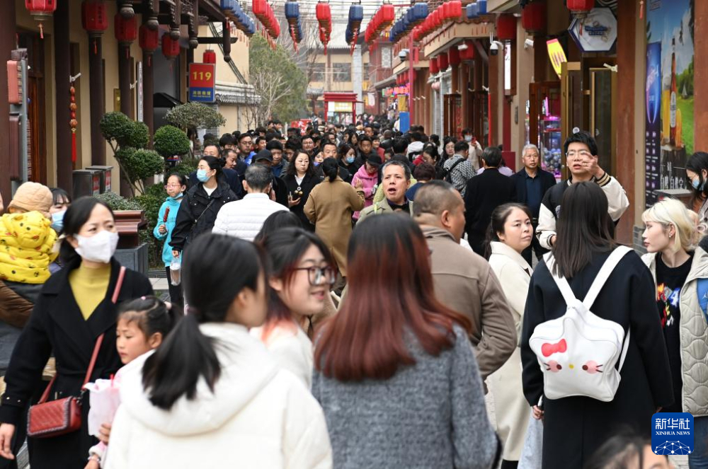 3月16日，游客在天水市天水古城举办的“天水麻辣烫吃货节”现场参观游览。新华社记者　范培珅　摄