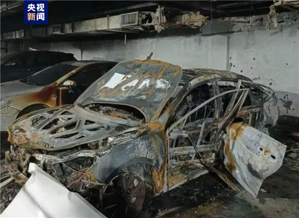 浙江杭州一新动力车充电自焚：只剩车架了 节制7辆车被波及