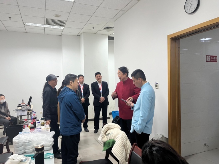 冯巩、贾旭明在后台用手机录学铜陵方言