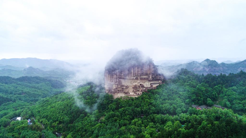 2023年5月31日拍摄的“麦积烟雨”景观（无人机照片）　新华社记者　郎兵兵　摄