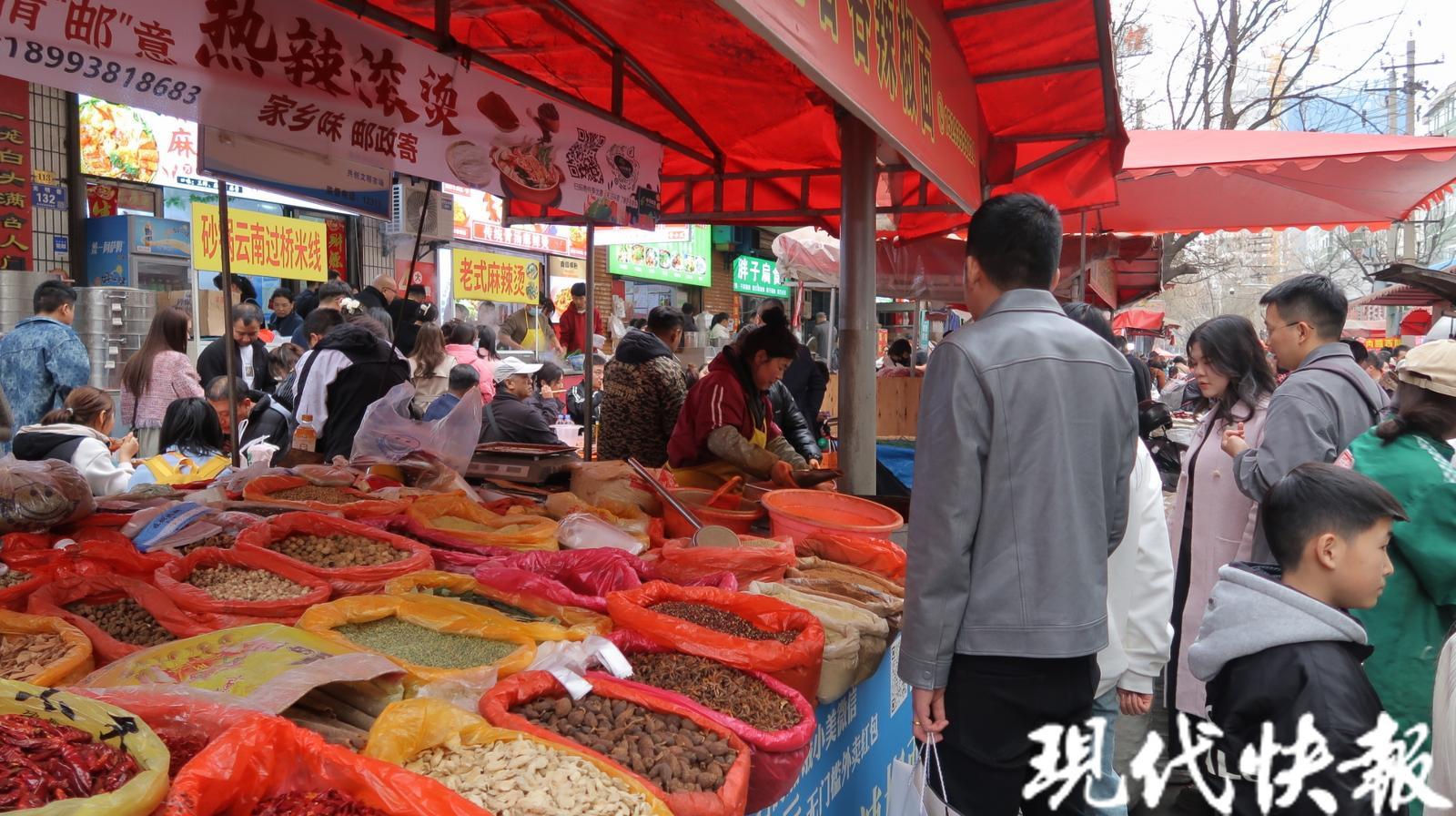 △游客前来购买甘谷辣椒