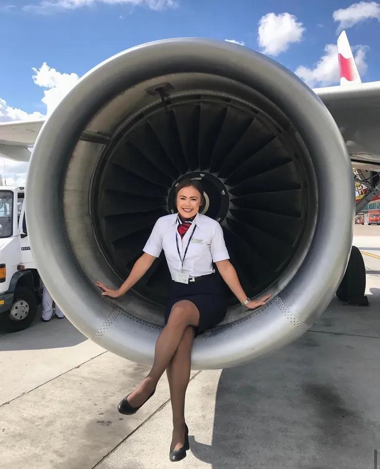 扮口音“拉凤眼” 英航空姐拍片歧视中国游客