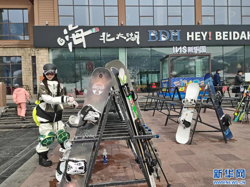 雪友在吉林市北大湖滑雪度假区取雪具。 黄维摄 新华网发