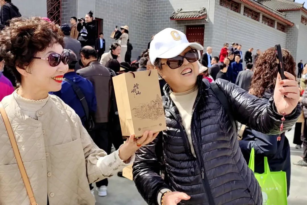 游客用视频展示平凉的热情好客