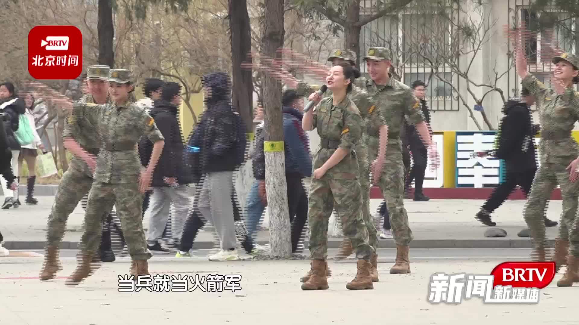 火箭军直招军官校园行 点燃学子报国激情