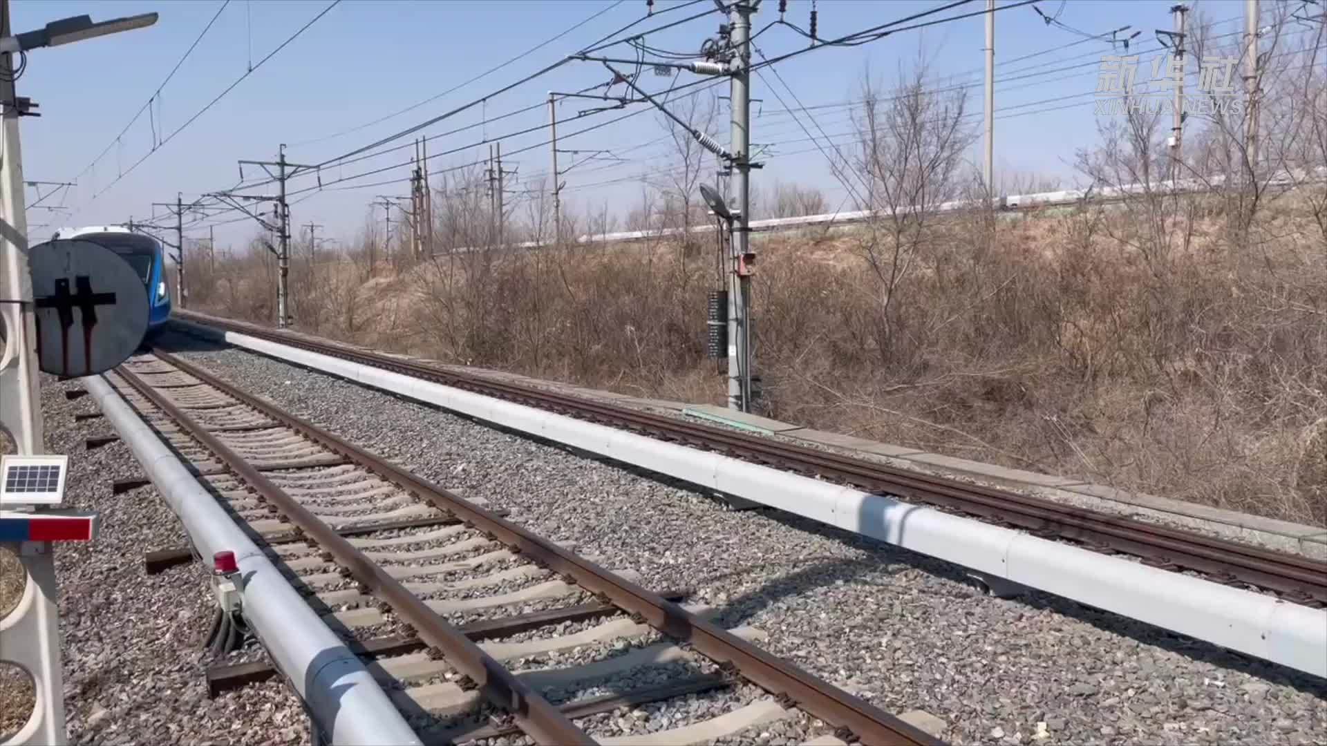 新华全媒+丨我国自主研制的首列氢能源市域列车成功达速试跑