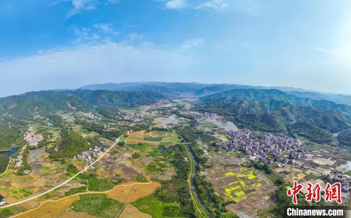 航拍广西乡村春日风光：青山绿水景美如画