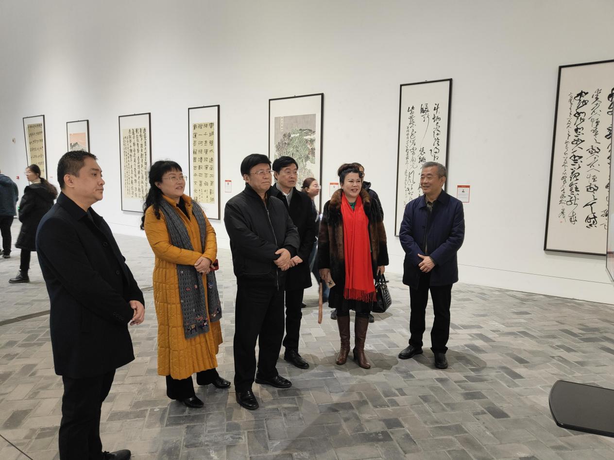 山东画院院长孔维克（左三）等参观展览