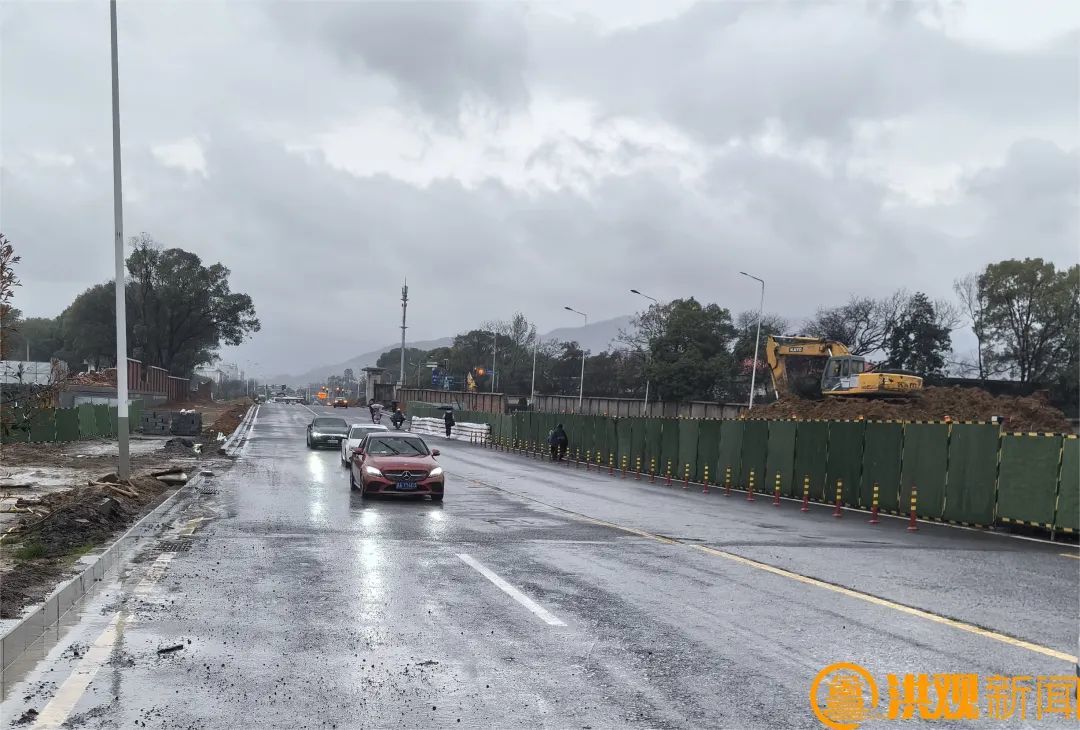 为南昌经开区主要对外通道之一,道路西起南昌绕城高速梅岭收费站广场