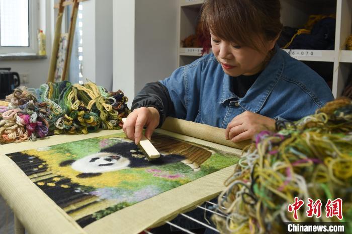 3月19日，在山东烟台，绒绣技师王兴珠在绣制绒绣作品。曲正扬 摄