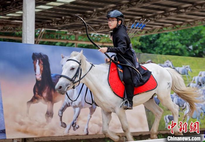图为青少年正在骑着“蒙萌马”骑射。锡林郭勒盟文体旅游广电局供图