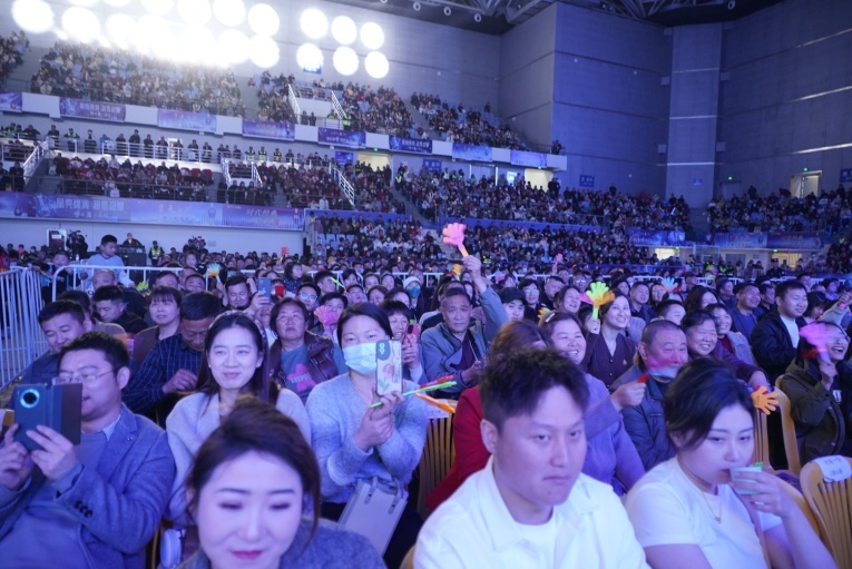 听相声的观众坐满体育馆