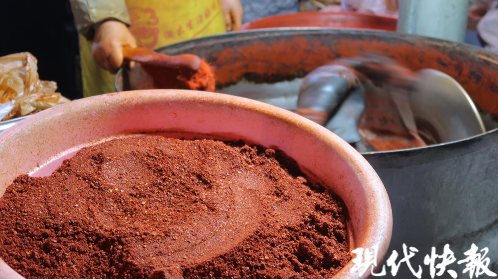 △现磨的甘谷辣椒面