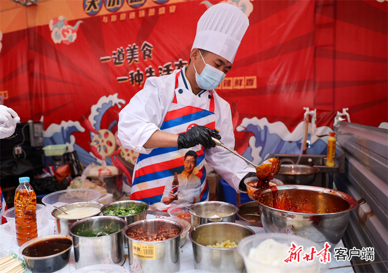 麻辣烫店老板制作手擀粉 新甘肃·甘肃日报记者 冯乐凯 摄