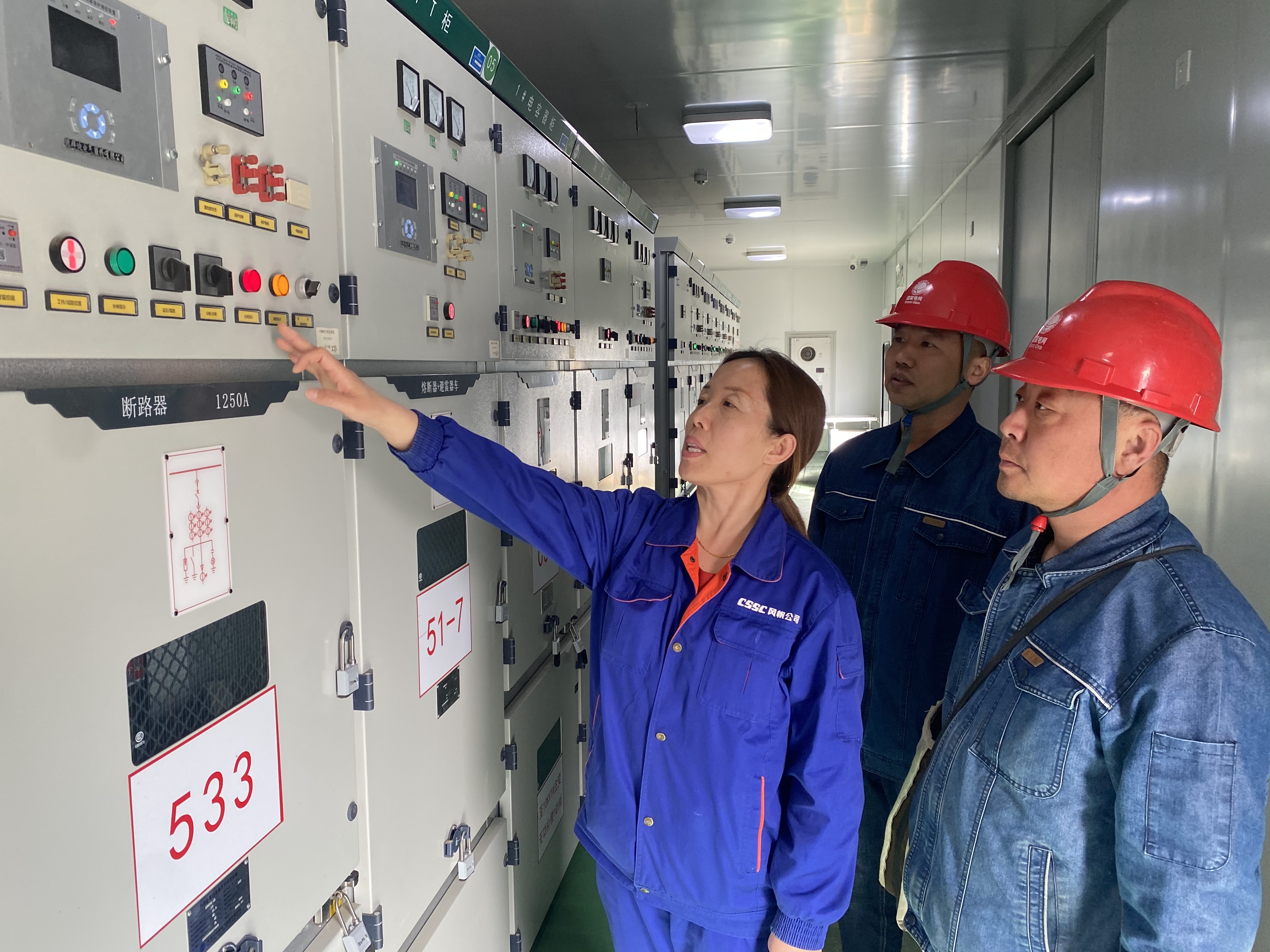 国网保定市清苑区供电公司工作人员到风帆有限责任公司清苑分公司走访，了解企业用电需求。（摄影：祖志平）
